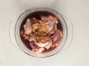 加料酒、生抽、生姜腌制半小时。