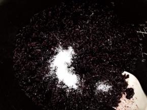 取出趁热加入白糖拌匀