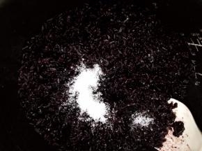 取出趁热加入白糖拌匀