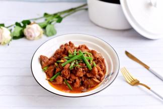 美味的红烧鸡块出锅啦。