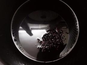 连同泡发的水一起放入电饭锅里煮熟