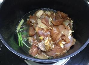 放入鸡肉炒到变色。