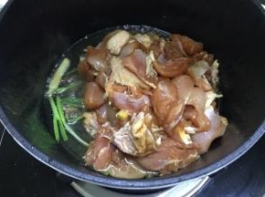 放入鸡肉炒到变色。