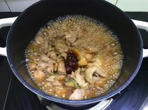 加料酒，生抽、蚝油、豆豉。