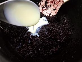 加入一大勺炼奶拌匀