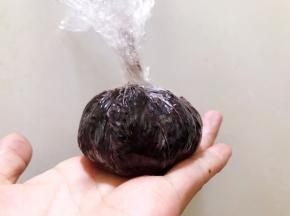 用保鲜膜包住一坨紫米饭，捏成球状