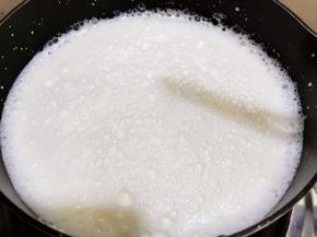 加入淡奶油和牛奶，最小火加热到70度白糖融化关火