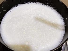 加入淡奶油和牛奶，最小火加热到70度白糖融化关火