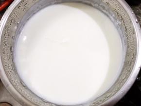 冷藏一晚的自制酸奶取出，舀入碗里