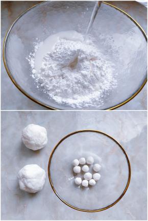 3. 趁煮西米的同时，搓珍珠圆子。先做琥珀色的：将白砂糖用沸水融化，逐次少量冲入木薯淀粉中。 
4. 趁热搅匀揉成团，再搓成小圆子（沸水要逐渐加，不要一次加多了，到能成团又不粘手的程度就可以了。不同品牌的木薯淀粉吸水率不一样，所以沸水的量只是大约，还是要看面团的状态来添加）。