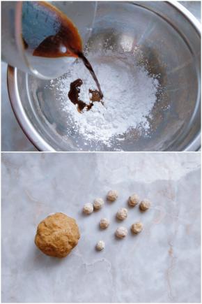 5. 再做红糖色的：同样将红糖用沸水融化，逐次少量冲入另一份木薯淀粉中。
6. 快速搅匀，合成团后搓成红糖色小圆子。表面撒少许干的木薯淀粉以防粘连，盖好放在一边备用。 小提示：一定要加入沸水，不然没法合成团，一抓就散开了。如果已经散开了，说明水温不够，补救方法是把和面盆坐在热水里，隔水小火加热，不停搅拌到能揉成团。