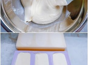 加入第4步晾凉的蛋黄糊，用打蛋器混合成均匀的糊状。将雪糕棒从模具内朝外插好，把雪糕糊倒入其中，轻震几下模具，颠出气泡。用刮刀抹平表面。
