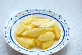 土豆去皮切成和茄子大小长短差不多的条。土豆可以选择黄心的，这种土豆比较绵软，适合炖煮。