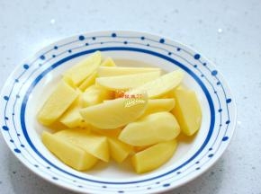土豆去皮切成和茄子大小长短差不多的条。土豆可以选择黄心的，这种土豆比较绵软，适合炖煮。