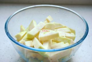 准备好所需要的食材，紫色大圆茄子去掉外皮切成条，加入1勺食用盐搅拌均匀，腌制20分钟。