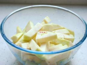 准备好所需要的食材，紫色大圆茄子去掉外皮切成条，加入1勺食用盐搅拌均匀，腌制20分钟。