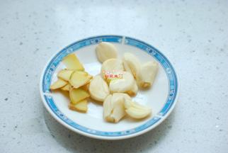 准备一些大蒜和姜片，大蒜剥皮清洗干净，用刀拍破就行，不用切。