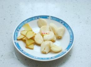 准备一些大蒜和姜片，大蒜剥皮清洗干净，用刀拍破就行，不用切。