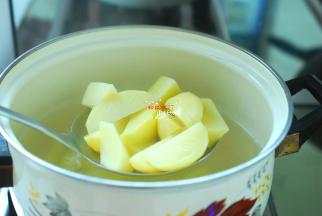 锅中放入适量水烧开，把土豆条放进去，焯烫至7分熟，没有白色块就可以了，捞出来沥干水分待用。