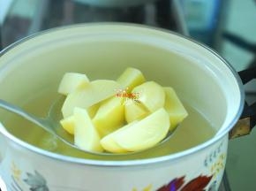 锅中放入适量水烧开，把土豆条放进去，焯烫至7分熟，没有白色块就可以了，捞出来沥干水分待用。