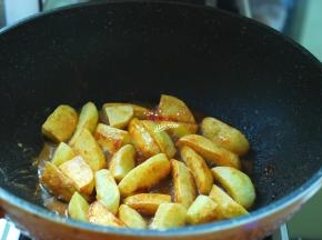 炒锅烧热倒入适量食用油，油热后下入焯过水的土豆条，小火慢慢炸至金黄取出来。焯烫过的土豆条一点儿也不吃油了，放进去多少油，炸完土豆条后还是多少油。