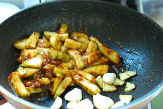 加入蒜片和姜片炒香。有的人不喜欢吃到姜，可以把姜切成姜丝或姜末，或者切成大片煸炒出香味后再捡出去。