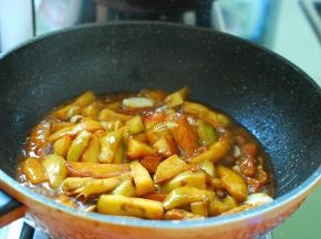 最后把炸好的土豆条放进锅里，加入1小勺水，翻炒均匀，盖上盖子，小火焖煮5分钟，至茄条和土豆条软烂就好了。