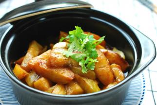 闻到浓浓的香味儿了吧？我在炒这道菜的时候，儿子就颠儿到厨房问我在做什么菜，咋这么香？这真是一道好吃的下饭菜，我用了这个窍门，让茄子土豆一点儿不吸油，热量不高不长肉，吃起来不油腻还下饭。