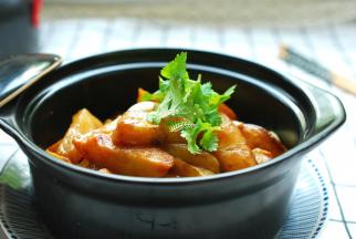 两种普通的食材加了一勺黄豆酱，变成一道香气浓郁的下饭菜，儿子说这菜这么香，比肉还好吃，儿子是一个彻头彻尾的肉食动物，这是第一次从儿子嘴里听到他说还有比肉好吃的菜。