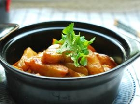 两种普通的食材加了一勺黄豆酱，变成一道香气浓郁的下饭菜，儿子说这菜这么香，比肉还好吃，儿子是一个彻头彻尾的肉食动物，这是第一次从儿子嘴里听到他说还有比肉好吃的菜。