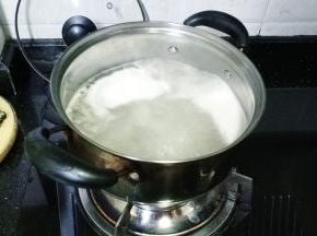 煲里水开后放入少许油、鸡精