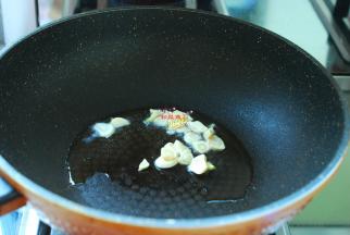 炒锅烧热放入适量食用油，油热后下入蒜片小火慢慢炒出香味。不喜欢蒜片的可以把蒜片捡出去。