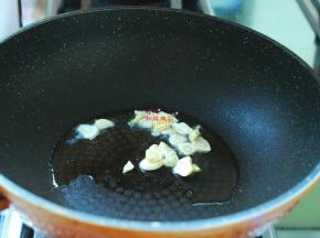 炒锅烧热放入适量食用油，油热后下入蒜片小火慢慢炒出香味。不喜欢蒜片的可以把蒜片捡出去。