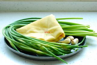 准备好所需要的食材。蒜薹1小把，豆腐皮我用的是千张。蒜薹选择嫩一点的，如果老了要去掉老的那部分，免得吃的时候口感打了折扣。