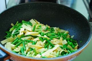 把豆皮放进去，一起翻炒均匀，豆皮是可以直接吃的，所以也不要太久，多翻炒几下就好了。
