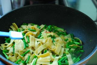 加入食用盐1勺，盐的用量根据自家人的口味调整，适当就好，少盐少油更健康哦！