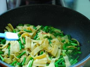 加入食用盐1勺，盐的用量根据自家人的口味调整，适当就好，少盐少油更健康哦！