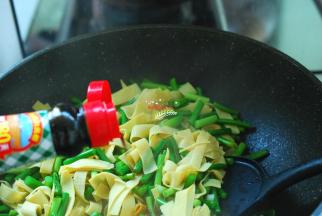 再加入1勺生抽，翻炒均匀，就可以出锅了。生抽不要放太多，否则蒜薹鲜绿的颜色会受到影响。