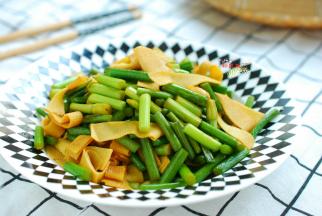 炒好了，装盘上桌吧！这两样食材一起炒，味道清香，营养补钙还下饭，热量低不长肉。