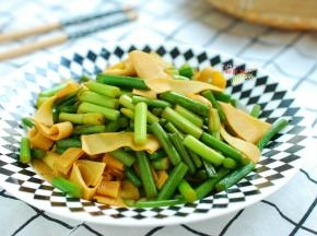 炒好了，装盘上桌吧！这两样食材一起炒，味道清香，营养补钙还下饭，热量低不长肉。