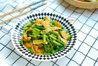 这菜现在正当季，和豆皮简单炒炒就是美味，清香鲜嫩真可口。