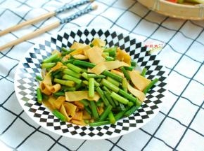 这菜现在正当季，和豆皮简单炒炒就是美味，清香鲜嫩真可口。