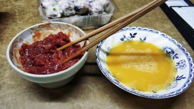 鸡蛋加入少许盐拌均匀；牛肉片已经腌制好
