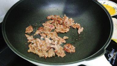 锅里热油，放入牛肉煎至两边焦脆