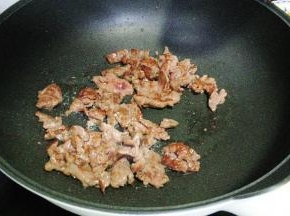 锅里热油，放入牛肉煎至两边焦脆