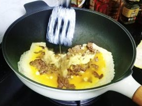 蛋液边慢慢凝固后用铲子从边铲起