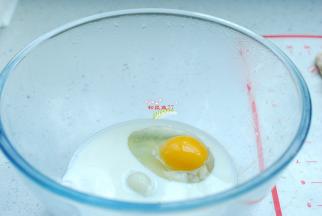 全麦面粉加入鸡蛋、牛奶、酵母、玉米油、白糖，混合均匀，揉成一个光滑的面团，盖上保鲜膜，放在温暖的地方发酵。没有全麦面粉可以换成低筋面粉或普通面粉。