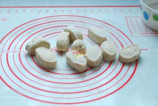 把面团分成大小相等的剂子。想吃小麻花就分的小一些，想吃大麻花就把剂子分成大一些的，完全是看个人喜欢了。