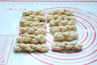 其他的全部依次做好，放在一旁，盖上保鲜膜，醒发40分钟左右，直到麻花看起来变得白白胖胖的很可爱的样子，麻花就醒发好了。