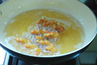 炒锅内倒入适量食用油，开始炸吧！油量最好宽一些，不然麻花容易沉底，上色不好。用一根筷子试一下，筷子周围形成密集的小气泡，这样的油温刚好。转成小火，下入麻花生坯，炸成金黄就可以出锅了。下入油锅的麻花要勤翻动，慢慢炸不要着急，随时看管，小心不要炸糊了。